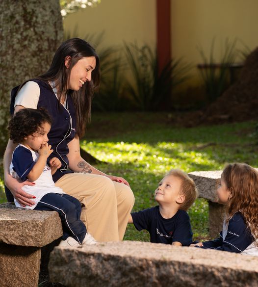 Feliz  quem aprende a valorizar a natureza Nossa Senhora Menina