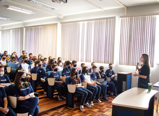 Palestra sobre ODS no Brasil com a educadora Karen! Nossa Senhora Menina